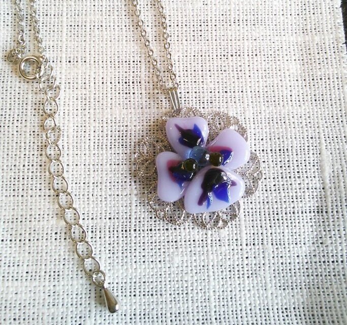 パンジーのネックレス（ブルー）