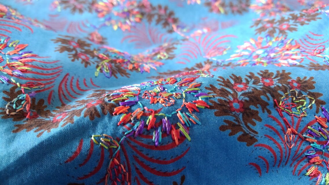☆送料無料☆(Ｌ) 東欧の民族衣装カラー 贅沢な 全面 刺繍 ワンピース