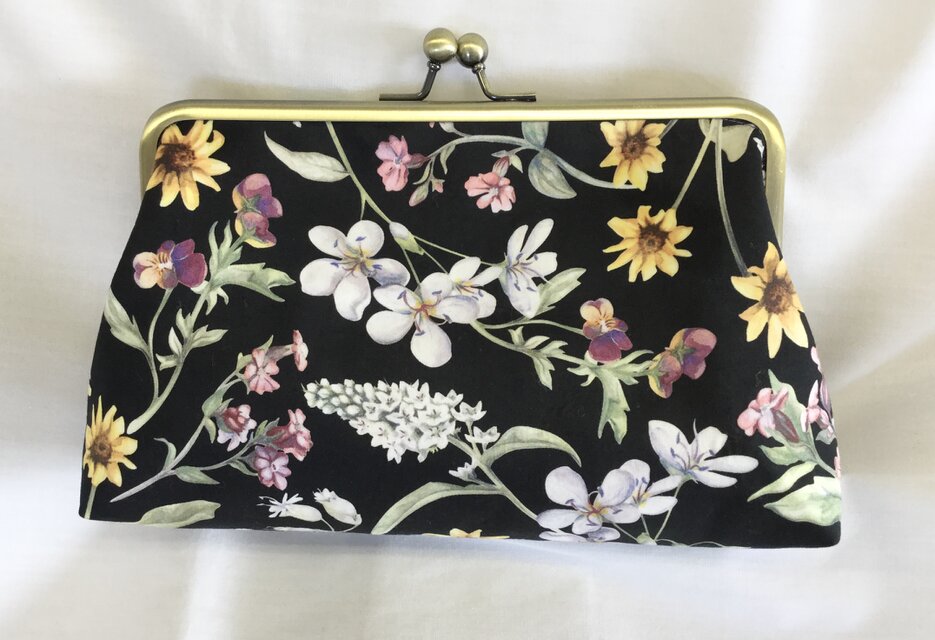 リバティ　プリマベーラ　がま口コスメ、通帳ポーチ