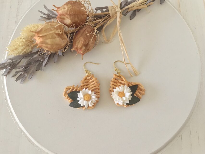 ラタンと染め花のピアス(ハート形・赤茶)