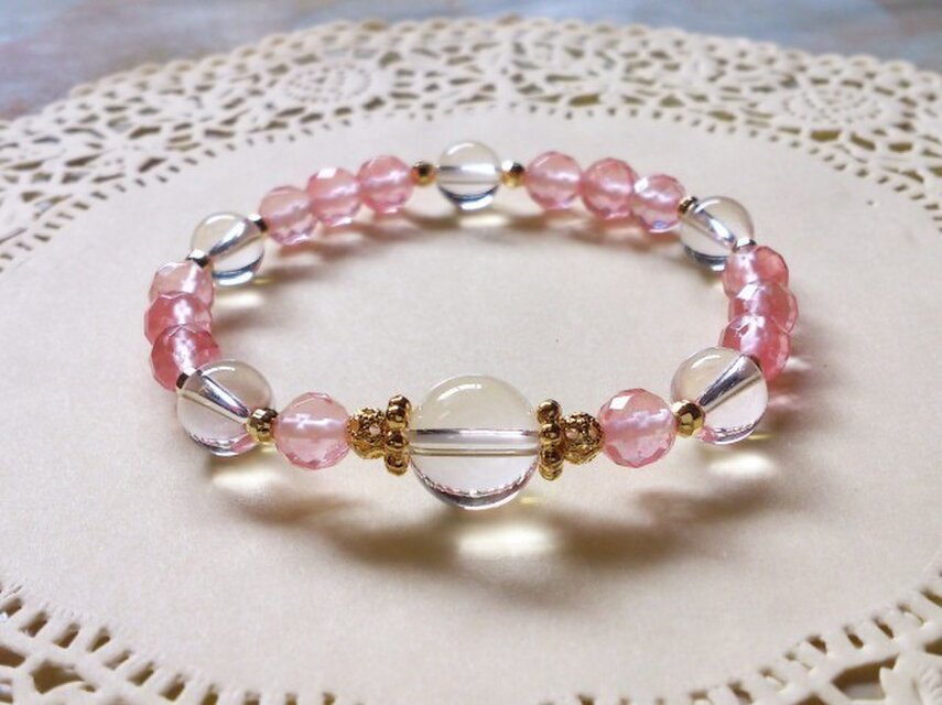 さくらんぼ色のブレスレット