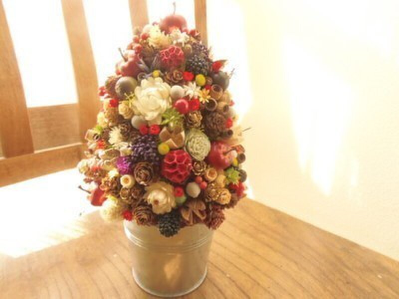 木の実と小花のクリスマスツリー