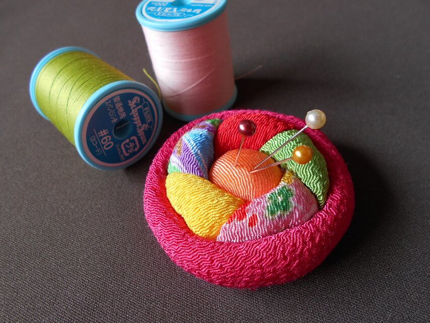 ちりめんお花のミニ針山■濃桃橙