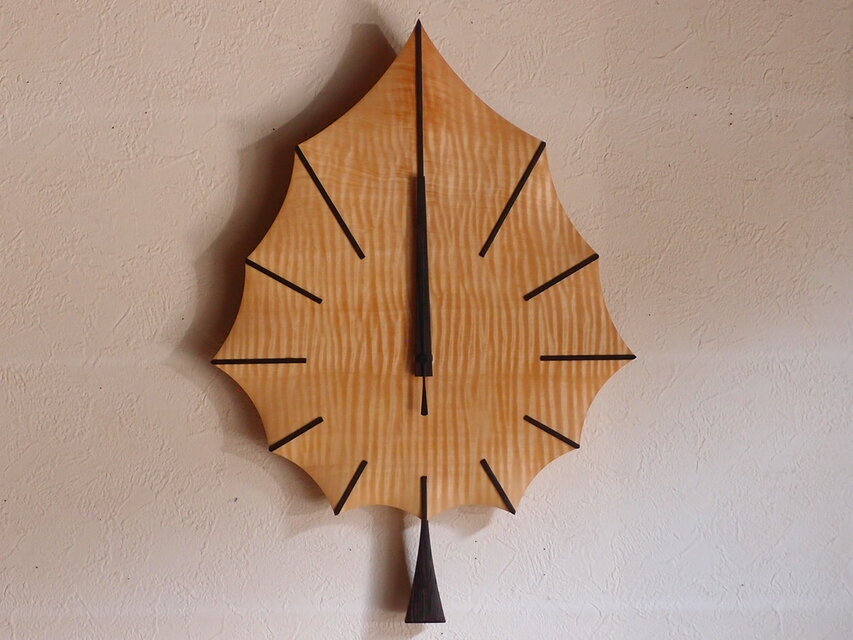 無垢の木の電波掛け時計　トチ　はっぱ　００４７