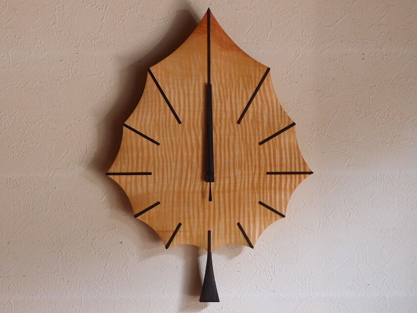 無垢の木の電波掛け時計　トチ　はっぱ　００４８