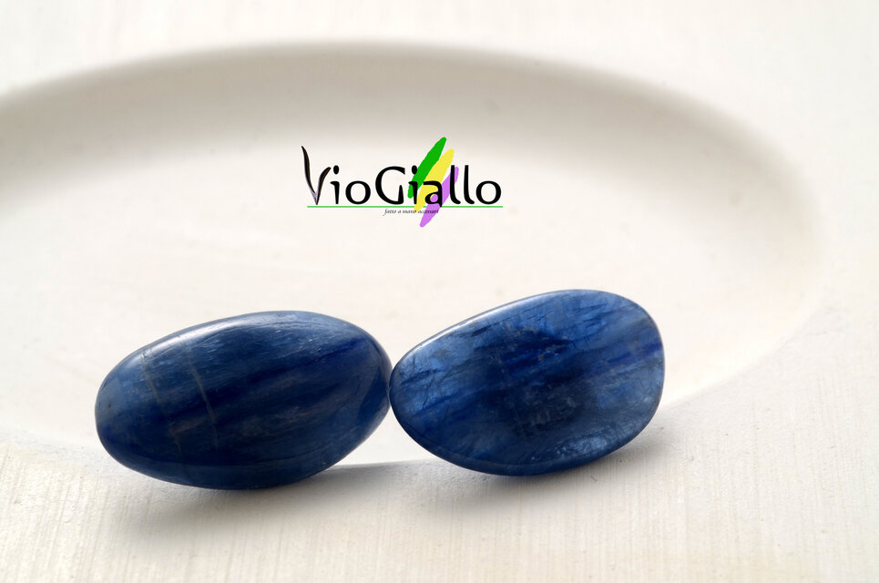 カイヤナイトの一粒ピアス(オーバル)