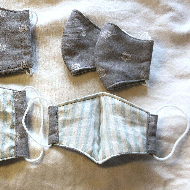 SALE グレー＆白い花の立体マスク　こども用