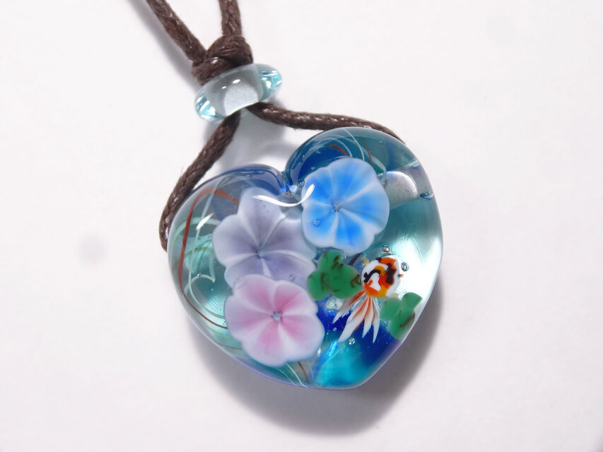 朝顔と金魚のとんぼ玉ガラスペンダント（ハート型）