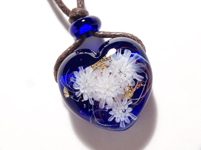 月下美人のとんぼ玉ガラスペンダント（ハート型）金箔入り