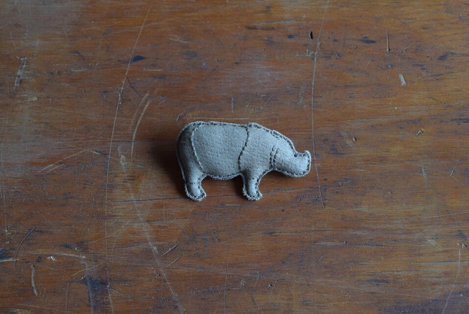 革ブローチ　サイ