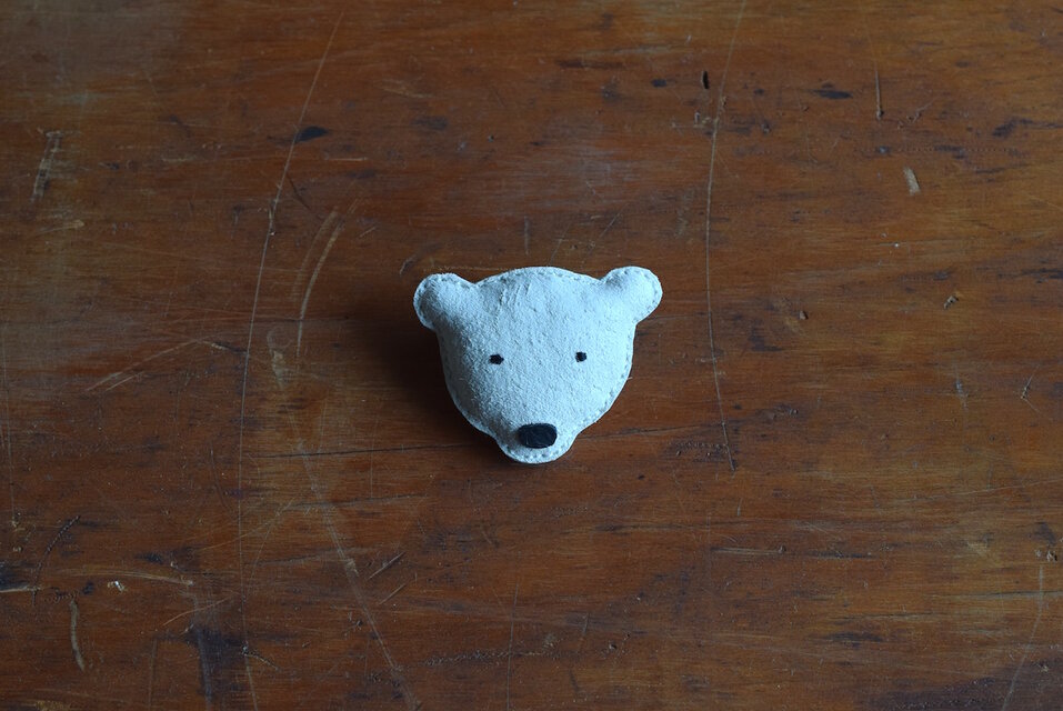 革ブローチ　シロクマ　顔