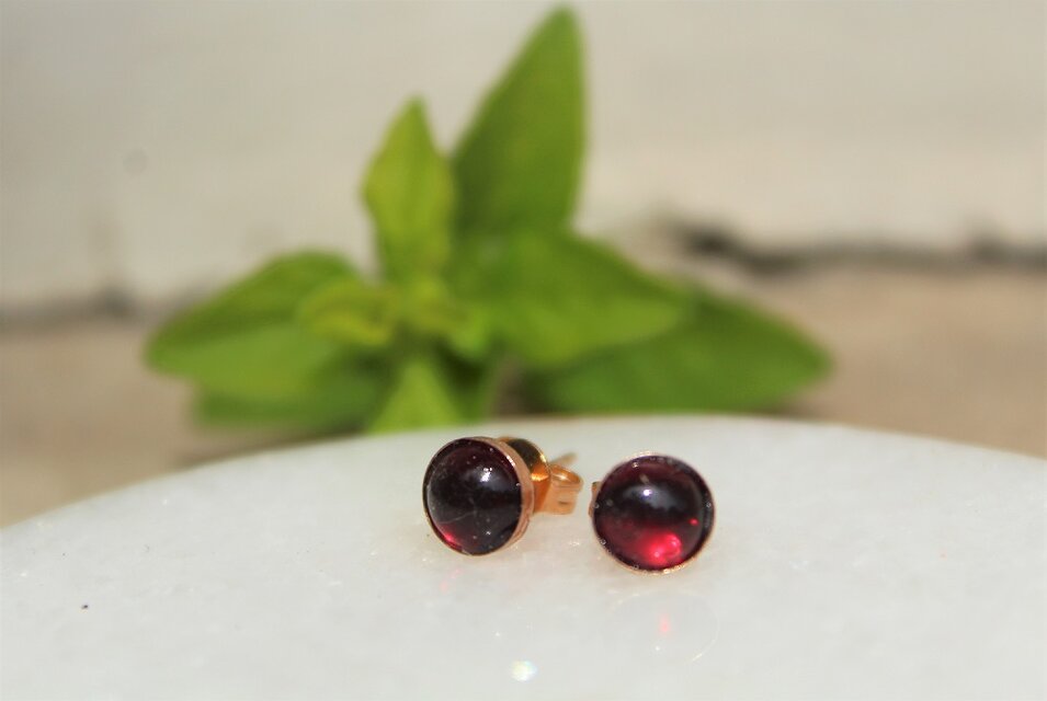 ガーネット　スタッズピアス