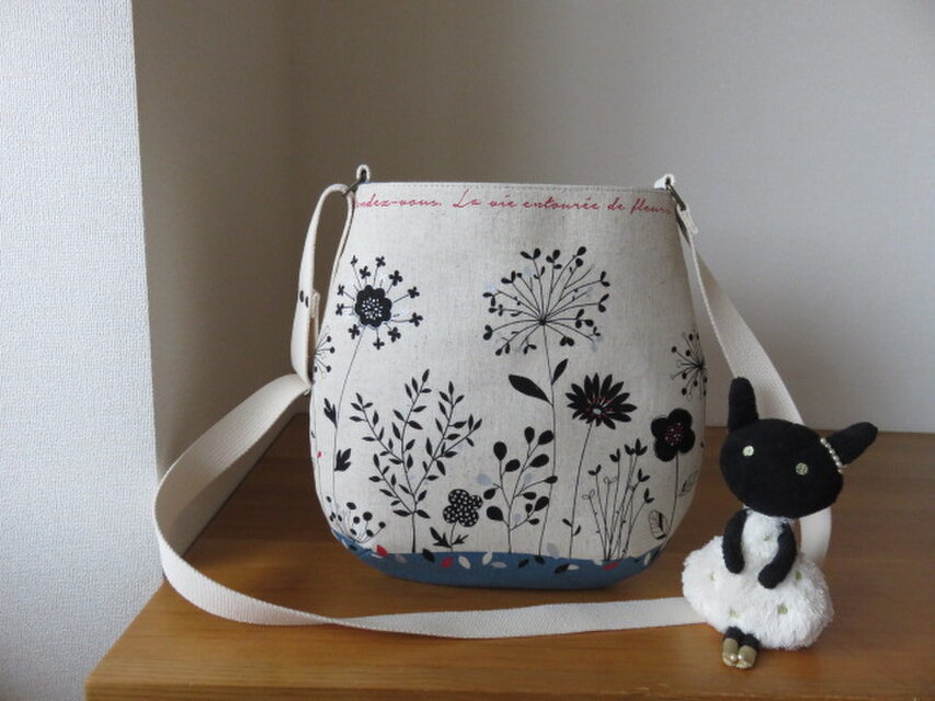 綿麻花柄生地のたまご型ショルダーバッグ（ブルー系）