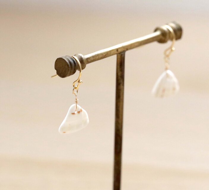 波にみがかれた貝殻のかけら イヤリング・ピアス
