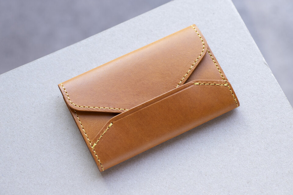 イタリアンレザーで作った発色の良いエンベロープ型　名刺ケース　イエロー　apo-13bu