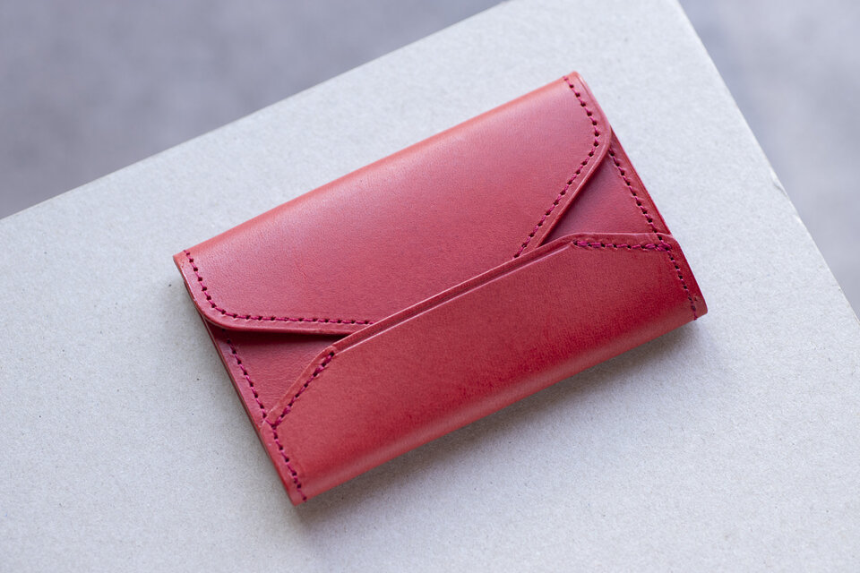 イタリアンレザーで作った発色の良いエンベロープ型　名刺ケース　レッド　apo-13bu