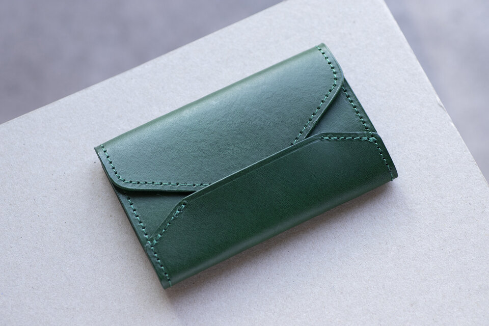 イタリアンレザーで作った発色の良いエンベロープ型　名刺ケース　グリーン　apo-13bu