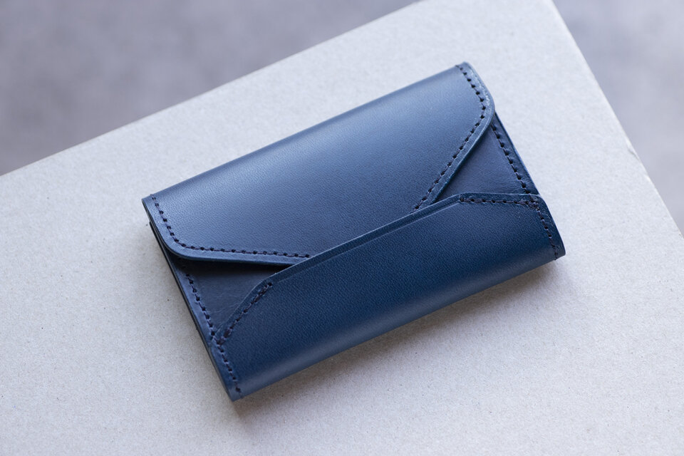 イタリアンレザーで作った発色の良いエンベロープ型　名刺ケース　ネイビー　apo-13bu