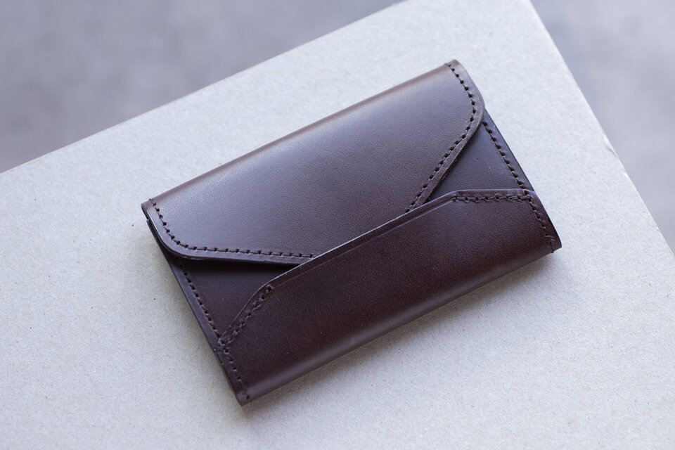 イタリアンレザーで作った発色の良いエンベロープ型　名刺ケース　チョコ　apo-13bu