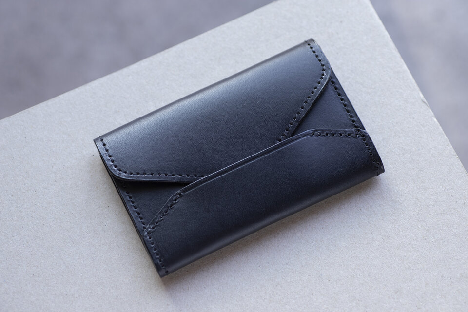 イタリアンレザーで作った発色の良いエンベロープ型　名刺ケース　ブラック　apo-13bu