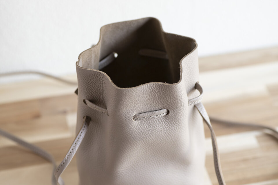 持っているだけでオシャレ 巾着ショルダーバッグ ミニマム 本革