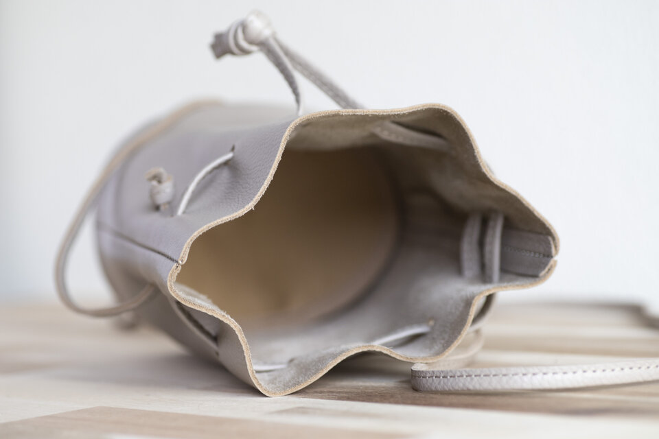 持っているだけでオシャレ 巾着ショルダーバッグ ミニマム 本革