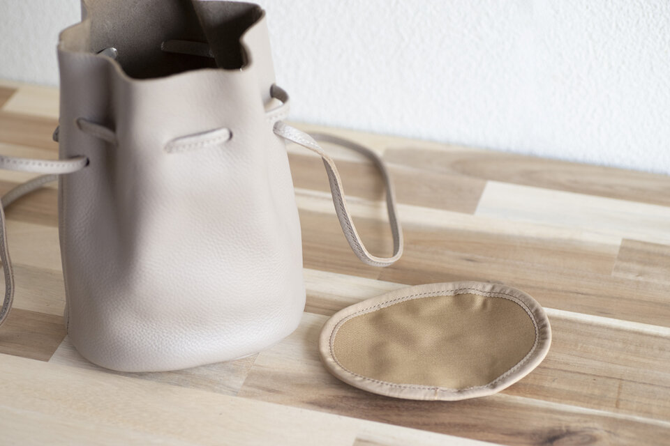 持っているだけでオシャレ 巾着ショルダーバッグ ミニマム 本革