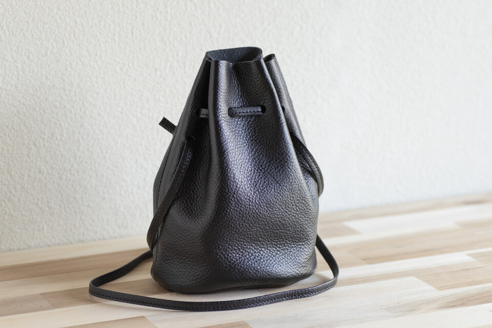 持っているだけでオシャレ　巾着ショルダーバッグ　ミニマム　本革　ブラック　ma-03ss