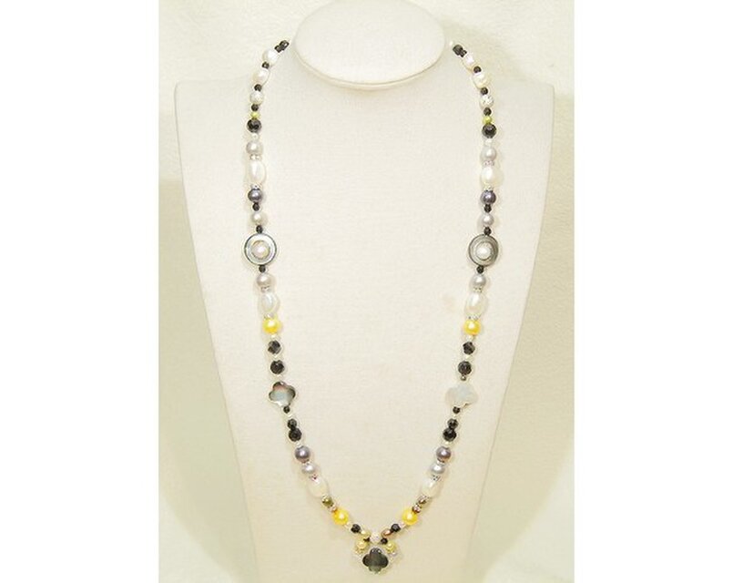 本真珠（淡水）、貝パーツ（白蝶、黒蝶）、オニキスのロングネックレス（マザーオブパール、フラワー・モチーフ、82cm）