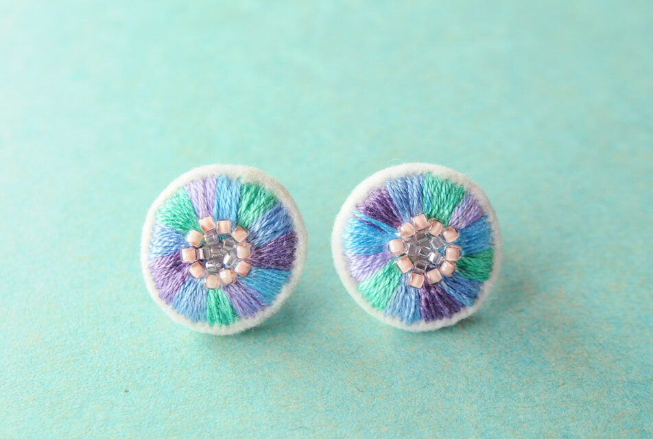 ＜Stella～遊び好きの星～＞刺繍イヤリング◎晴れの日の海色