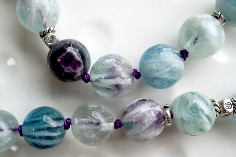 天使の羽根のフローライトとシルバービーズネックレス