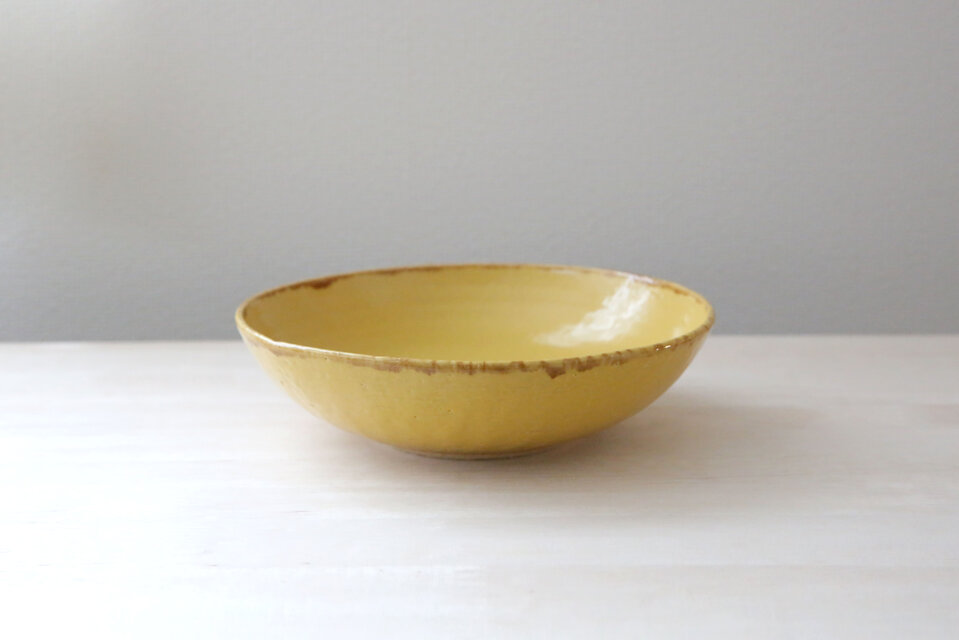 飴色でふちどった黄色釉のボウル