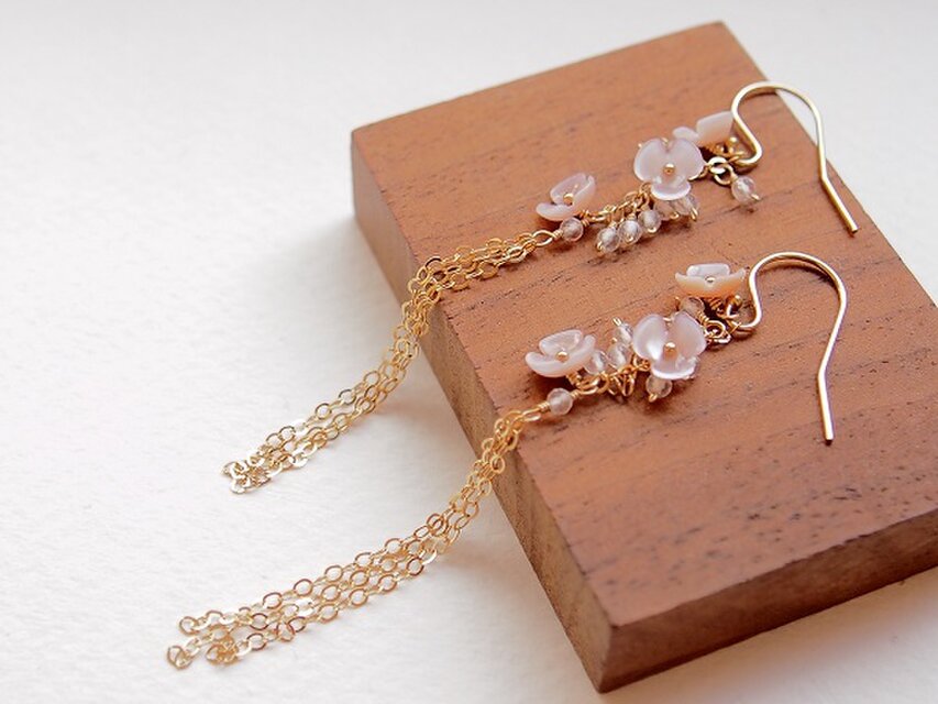 ピンクシェルとクリスタルのロングピアス（14kgf）／イヤリング