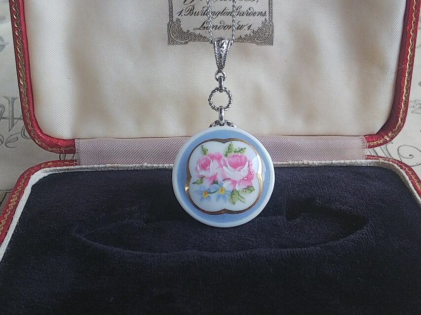 ヴィンテージ　薔薇とわすれな草／淡いBlue　陶磁器　ネックレス