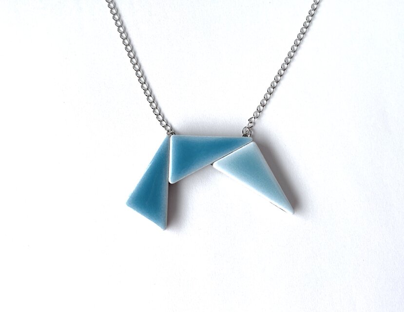 三角タイルのネックレス