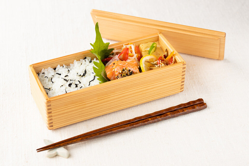 黒木クラフト工房・みやざき杉のスリム弁当箱（19×7.5cm）※仕切りつき