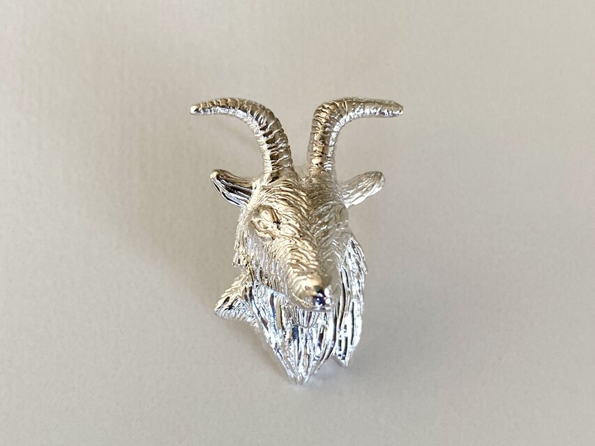 ヤギのピンブローチ