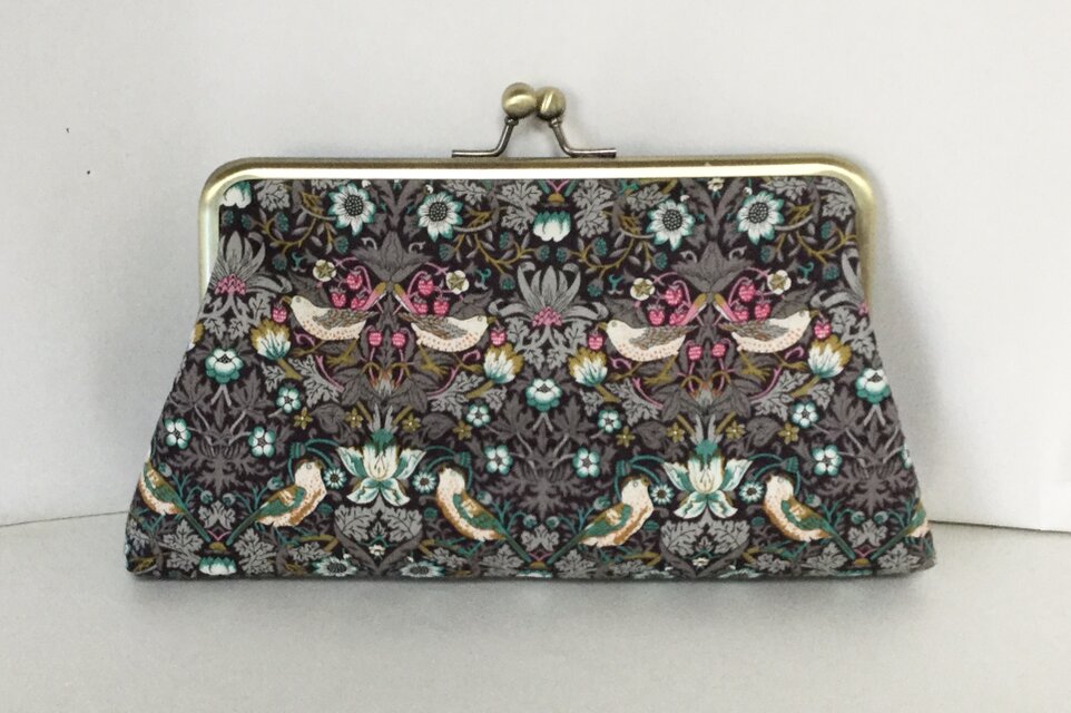 リバティ　ストロベリーシーフ　がま口通帳ポーチ