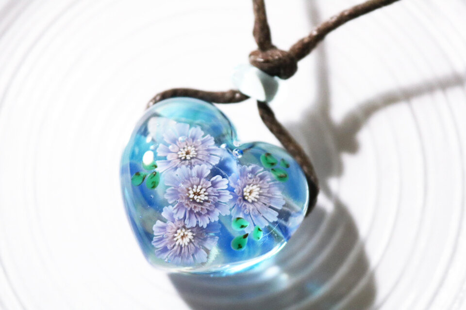 スカビオサのとんぼ玉ガラスペンダント（ハート型）