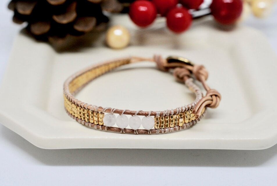 レザーラップブレスレット　ゴールドxローズクォーツ