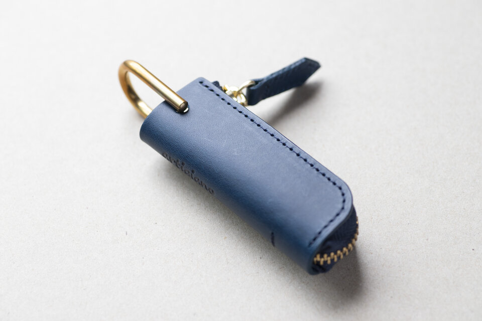 イタリアンレザーで作った1本差しキーケース　ネイビー　ブッテーロ　レザー　高級 apo-18bu