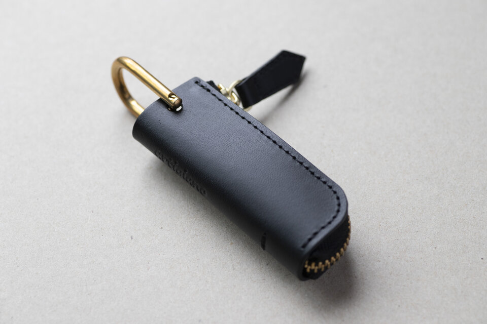 イタリアンレザーで作った1本差しキーケース　ブラック　ブッテーロ　レザー　高級 apo-18bu