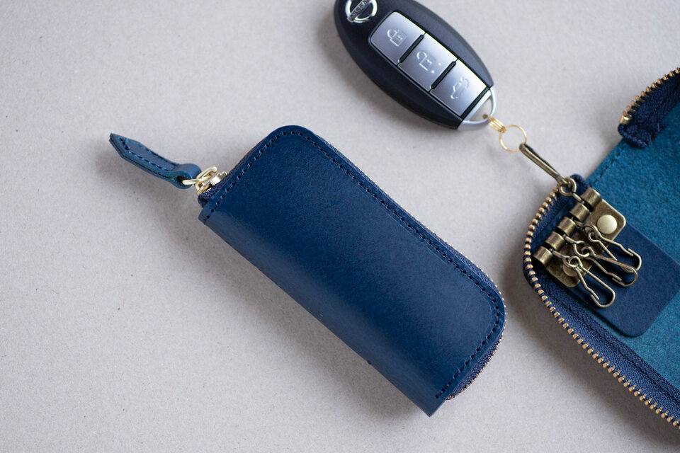 イタリアンレザーで作った4連キーケース　スマートキー　ネイビー　ブッテーロ　レザー　高級 apo-16bu