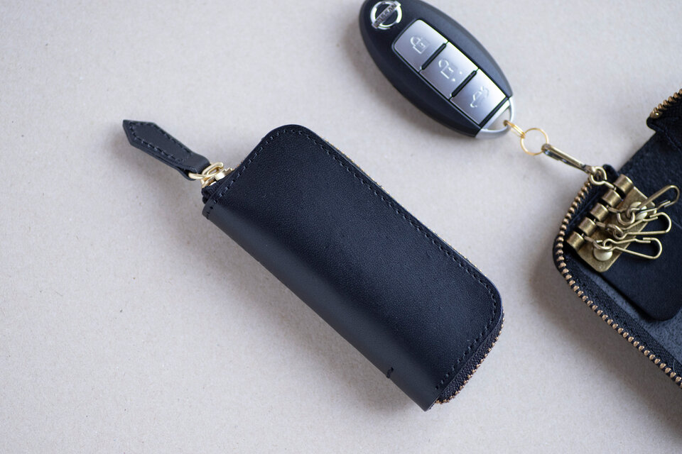イタリアンレザーで作った4連キーケース　スマートキー　ブラック　ブッテーロ　レザー　高級 apo-16bu