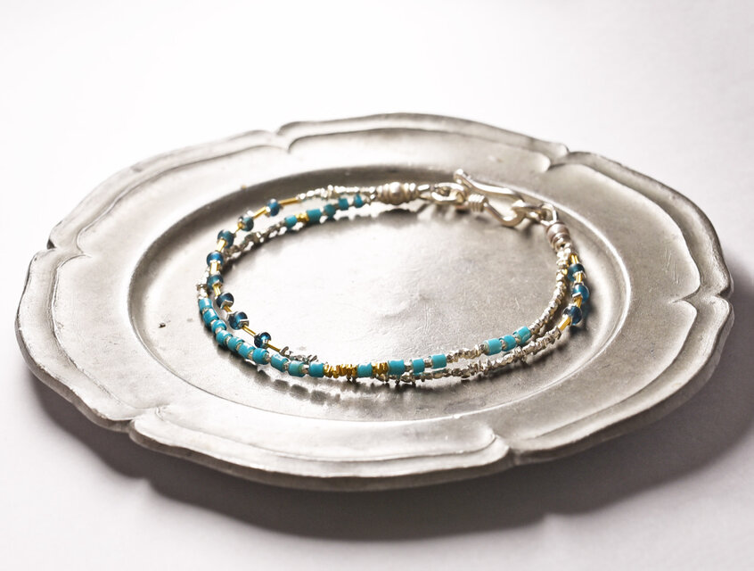 インディゴブルービーズとターコイズブルーホワイトハーツ、カレンシルバービーズの2連ブレス