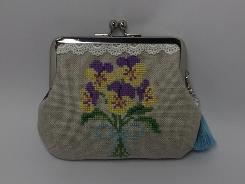 パンジーのがま口ポーチ　手刺繍　ハンドメイド パンジーのがま口ポーチ 手刺繍 ハンドメイド パンジーのがま口