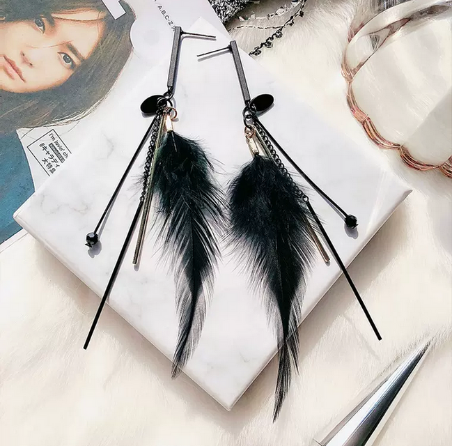 new antique fur ¶ ブラックフェザーデザインピアス | iichi 日々の