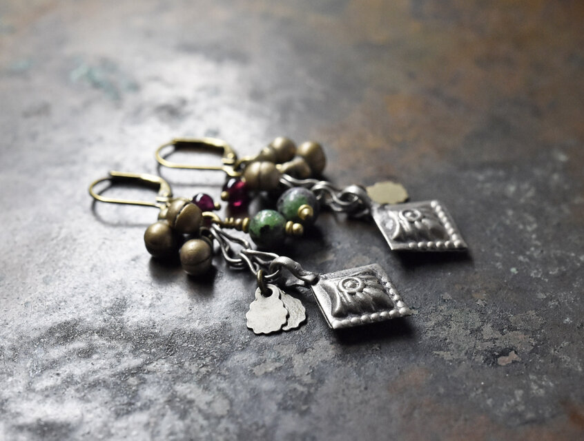 民族メタルパーツと鈴、ルビーインゾイサイト、ガーネットのピアス（ラウンド）