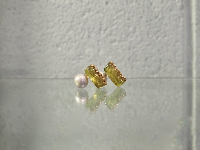 **Elm green x Matt gold**レクタングルガラスピアス