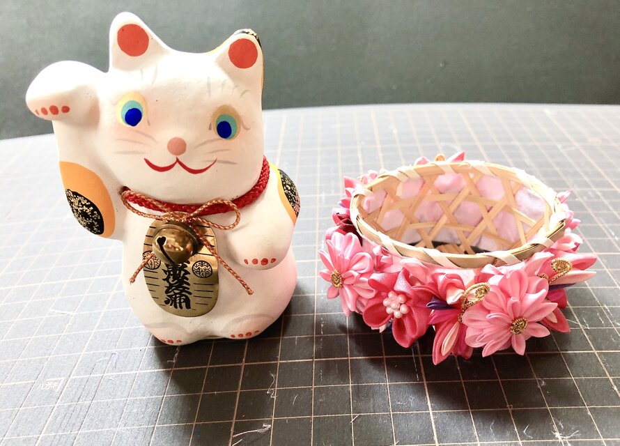 つまみ細工 花籠に入った幸せの招き猫(桜色) | iichi 日々の暮らしを